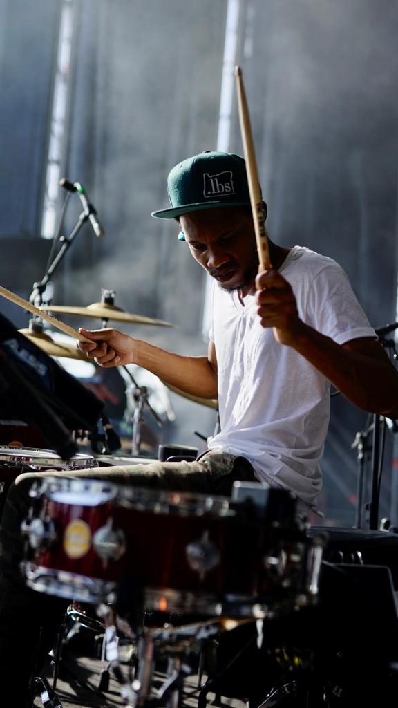 Artista tocando la batería.